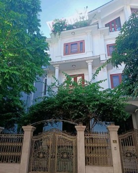 Bán biệt thự, phố Minh Khai, gần Timecity. DT 150m2 x 4 tầng thang máy, có hầm, MT 10m. Giá 42 tỷ