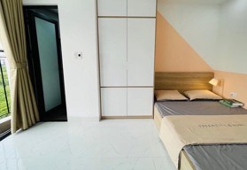 Bán toà căn hộ dịch vụ Chùa Láng, 110m2x7T thang máy, lô góc, MT 5.5m, ô tô đỗ