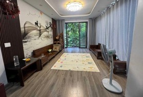 Không gian sống rộng rãi, thoáng đãng, thiết kế đẹp, hiện đại,oto đỗ cửa, sát UBND quận. Giá hợp lý