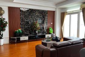 Bán nhà tập thể tầng 2 phố Nguyên Hồng, 150 m2, 3 PN, 2 phụ, 1 khách, 1 thờ, 1 bếp giá 4,9 tỷ