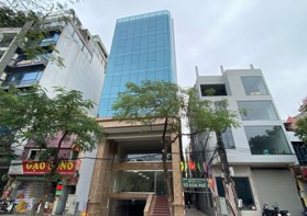 Cho thuê nhà mới Vũ Phạm Hàm - Trung Hoà 105m2x8T, 1 hầm, MT: 8m. Thông sàn, thang máy, 95tr/th