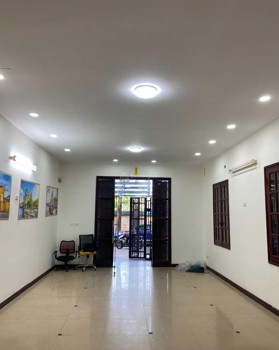Cho thuê nhà ngay mặt đường Trung Hoà, Cầu Giấy, căn góc 2 mặt tiền, DT 105m2, 5 tầng, 45tr/tháng.
