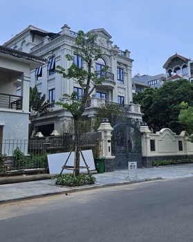 Bán biệt thự lô góc Lão Thành Cách Mạng, DT 220m2, MT 15m đường 20m. Sân vườn, KD siêu đỉnh