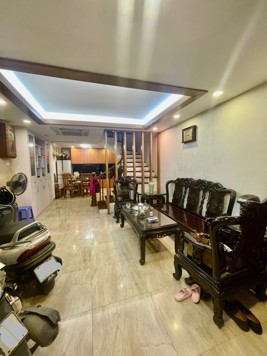 Hoàng Cầu 50 m2, 5 tầng ở luôn, phân lô, mt 4.4, ô tô, 20 tỷ.
