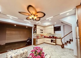 Bán gấp nhà phố Thái Thịnh, ô tô Đỗ cổng, Hai Mặt thoáng, Nhà xây rất chắc ở luôn, 10m ra phố