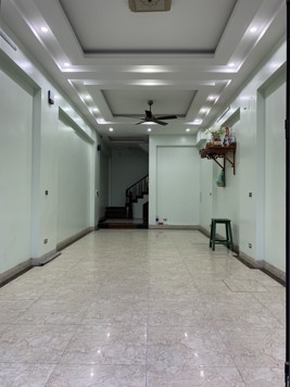 Cho thuê nhà Dương Nội Hà Đông DT 50m2 x 5T, thang máy, điều hòa, ô tô đỗ cửa nhà mới đẹp 19tr