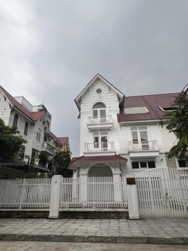 Cho thuê biệt thự hoàn thiện đẹp, 3 tầng, full điều hòa. Hợp đồng lâu dài, giá rẻ