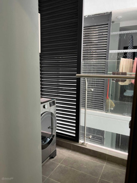 Cho thuê căn hộ 2 ngủ nội thất mới tinh, DT rộng 73m2, Decor có gu tại Hoàng Huy Commerce, giá 12tr