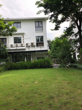 Cho thuê căn biệt thự Mimosa Ecopark DT 400m2 cả sân vườn 3PN 3WC 2,5 tầng. LH 0964 007 130