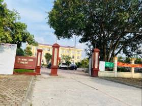 SÂN VẬN ĐỘNG ĐÔNG MỸ ĐI VÀO 3 BƯỚC CHÂN. PHỐ HÀNG, ĐÔNG MỸ