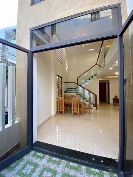 Nhà đẹp Lê Văn Hưu - lô góc - 3 tầng - thoáng mát - DTSD 200m2 - full nội thất - ở ngay - 10 tr/th