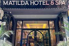 Thông tin địa chỉ Khách sạn Matilda Boutique and Spa Hotel: khách sạn có mặt tiền nhìn ra phố đi bộ