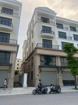 Shophouse xẻ khe 120 m2 mặt đường 20 mét, đối diện trường học. Mặt tiền 7,5 mét. Chiết khấu 27%