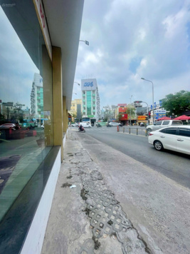 Cho thuê mặt bằng góc 2MT Cộng Hòa, Út Tịch, MT ngang 30*10 m, nở hậu