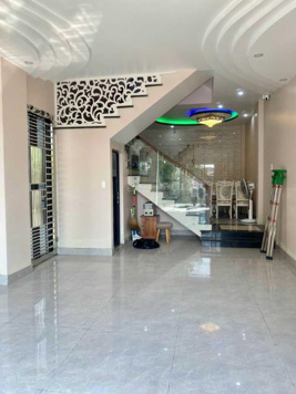 Cho thuê nhà lô góc Văn Cao, DT: 60m2, 5 phòng ngủ full đồ