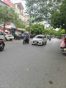 Cho thuê nhà mặt đường Lê Lợi, đoạn đường 2 chiều, vị trí đẹp, vỉa hè rộng