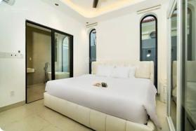 Bán biệt thự villa mặt tiền đường LÊ VĂN LƯƠNG, gần biển, gần núi Sơn Trà. Có Hồ bơi, sân vườn.