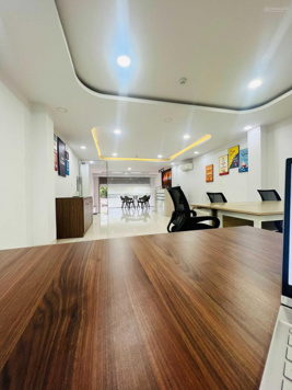 Văn phòng đẹp - 8tr/tháng để xe trong nhà, đầy đủ dịch vụ trong tòa building