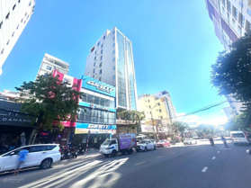 Cho thuê mặt bằng nguyên căn trục Nguyễn Văn Thoại góc ngã tư