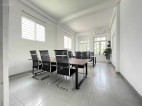 Cho thuê văn phòng đầy đủ nội thất, mặt tiền đường Ngô Quyền