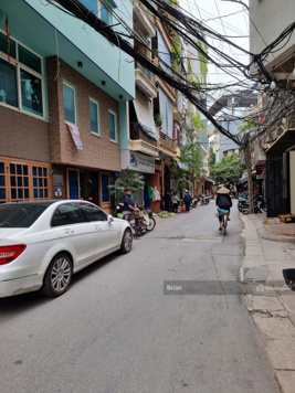 Chính chủ bán nhà Huỳnh Thúc Kháng DT 74m2, MT 4.5m, ô tô tránh, vỉa hè