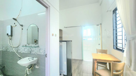 Căn hộ 2 ban công, 1 phòng ngủ, 3 cửa sổ, máy giặt riêng