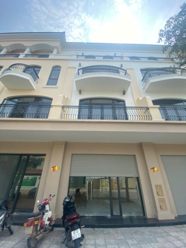 Nhà em có 2 căn liền kề cạnh nhau tổng 140m2 Vín 2, cho thuê 1 hoặc cả 2 căn tùy vào nhu cầu khách