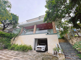 Cho thuê biệt thự trên đồi, view biển, cách SunWorld 5 phút đi bộ, 450m2 cải tạo thoải mái