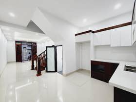 Bán nhà đẹp trên đường Xuân Thuỷ gần nhiều trường Đại học tiện ích bạt ngàn