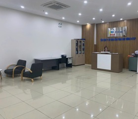 Cho thuê nhà MỚI XÂY ở Lạc long quân 8 tầng, thang máy, oto đỗ cửa làm trung tâm tiếng, VP