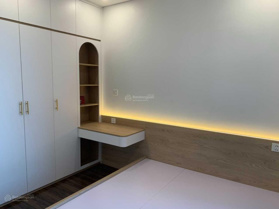 Chính chủ cần bán căn 2 ngủ view Vinhomes, tặng đồ mới tinh. LH ngay 0936 593 686