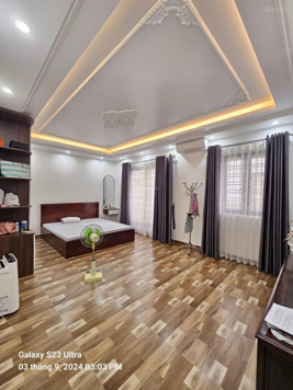 Bán nhà 4 tầng cực đẹp có sân cổng ngõ to đường Văn Cao, có chỗ đỗ xe ô tô. DT 60m2 ngang 6.3m