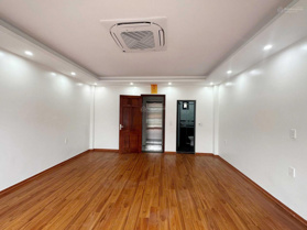 Nhà siêu đẹp, mấy bước chân ra phố, 7 tầng thang máy, gara, ngõ trước nhà rất rộng - phố Giảng Võ