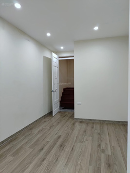 Nhà phố Huế, Nguyễn Công Trứ, Q. Hai Bà Trưng Ô tô dừng tránh đỗ trước cửa