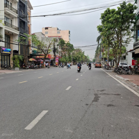 Chính chủ nhờ bán nhà mặt đường Lán Bè. Diện tích 2,5 tầng, 2 mặt tiền, nở hậu. Đang cho thuê