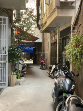 Bán nhà trong ngõ 69 Chính Kinh, diện tích 50m2 xây 4 tầng, mặt tiền 4,5m. Giá 9,3 tỷ TL sâu