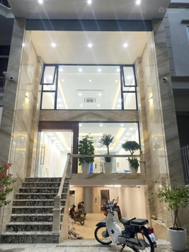 Tòa nhà văn phòng, 9 tầng, gần 100m2, tại Nguyễn Xiển, Q. Thanh Xuân, vỉa hè 4m