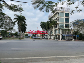 Bán đất lô góc 300m2 dự án Nam Sông Lạch Tray, view sân bóng, giá TT, LH 0975 015 533