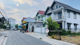 Hạ giá bán gấp, Bán Villa mới góc 2 mặt tiền DT 10 x 11 mét, 3 lầu + TM 650 - ngay trung tâm Đà Lạt