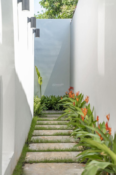 Bán lô đất khu phân lô Khúc Thừa Dụ. Đường 12m vỉa hè 5m mỗi bên giá chỉ 5xtr/m2