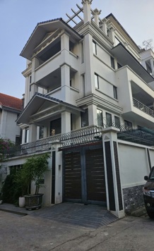 Cho thuê nhà sân vườn ở Tô Hiệu 123m2 x 3,5 tầng, oto đỗ cửa ở làm vp, café, trung tâm tiếng