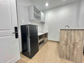 Thuê ngay căn hộ 35m2 có ban công, đầy đủ nội thất, Nguyễn Gia Trí, gần ngã tư Hàng Xanh
