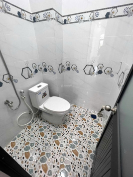 Bán nhà lầu mới 100% có 3 phòng ngủ oto đậu trước nhà sổ hồng hoàn công kế bên chợ Bình Thuỷ