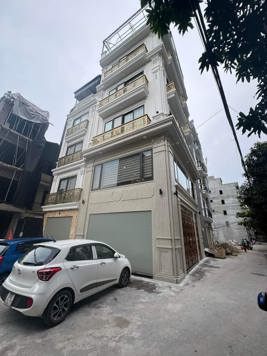 Cần Bán Căn nhà Lô góc DT 55m, Mặt ngõ rộng 8m đường thông oto tránh, Giá : 10.8 tỷ  ( Có TL) 