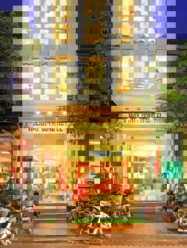 Thông tin địa chỉ Khách sạn Holiday Suites Hotel & Spa: Cơ sở vật chất hiện đại, dịch vụ tận tình