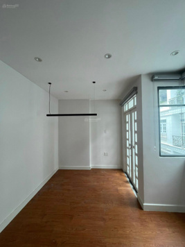 Cần bán gấp nhà đẹp ở ngay trong khu đồng bộ Hoàng Hoa Thám vị trí đắc địa, có ra lộc cho chủ mới