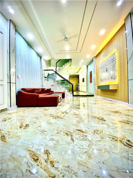 Nhà 1 trệt 2 lầu và 1 sân thượng giá tốt dành cho bạn. Tặng cho bạn 2 chỉ vàng 9999 ở cho hồng phát