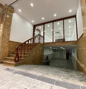 Cho thuê MBKD tại Trung Kính - Cầu Giấy, khu vực đắc địa, mặt tiền lớn phù hợp nail, mi, spa