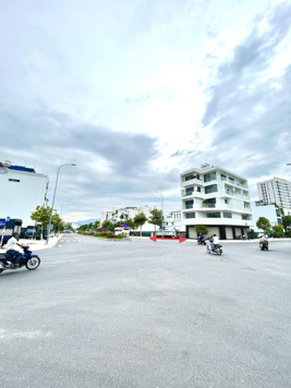 Hàng hiếm: Lô đất kề góc đường số 22 (B5 - Nguyễn Văn Hưởng) và đường Số 4 KĐT VCN giá rẻ 73tr/m2.