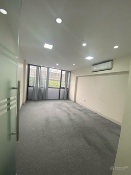 Chính chủ cho thuê văn phòng tại 167 Xuân thủy - Cầu Giấy mặt phố lớn, có hầm để xe